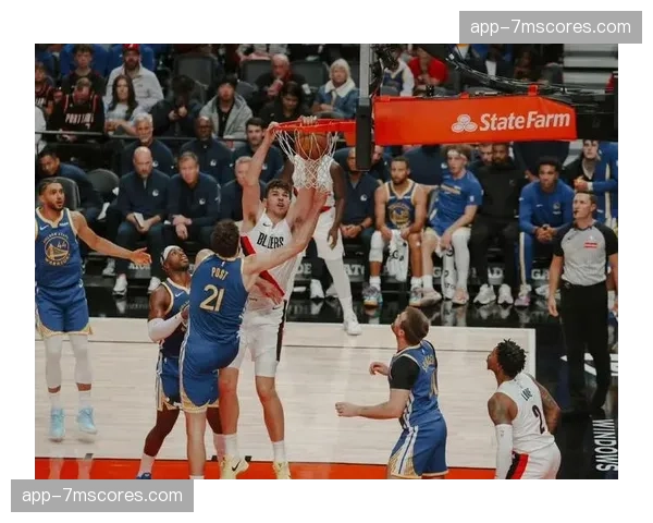 现场报道：鹈鹕与老鹰比赛第三节，因定位球争议判罚，双方教练各吃一次技术犯规